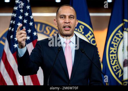 Washington, États-Unis. 05th janvier 2023. ÉTATS-UNIS Le représentant Hakeem Jeffries (D-NY) s'exprimant lors d'une conférence de presse aux États-Unis Capitole. Crédit : SOPA Images Limited/Alamy Live News Banque D'Images