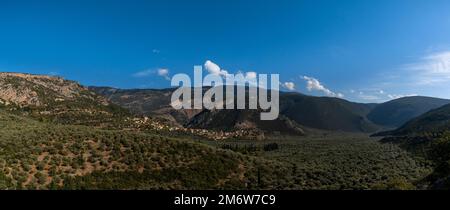 Une vue panoramique sur le petit village de montagne d'Eleonas dans les montagnes de la Grèce centrale Banque D'Images