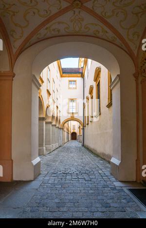 Couloir dans la cour cloître de l'abbaye de Melk en Autriche Banque D'Images