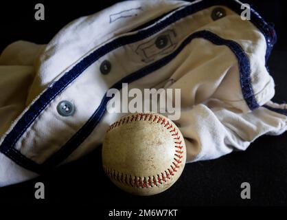 maillot de baseball blanc jeune et de la petite ligue de baseball sale sur fond noir Banque D'Images