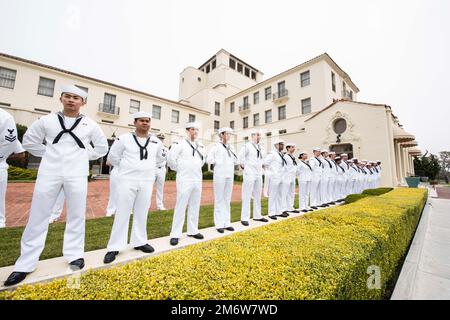 MONTEREY, Californie (6 mai 2022) les marins de l’école navale postdoctorale font les rails devant l’université de la Marine, après le changement saisonnier en blanc d’été. L'École navale postdoctorale offre des études supérieures axées sur la défense, y compris des études classifiées et des recherches interdisciplinaires, afin de faire progresser l'efficacité opérationnelle, le leadership technologique et l'avantage du service naval en matière de lutte contre la guerre. Banque D'Images