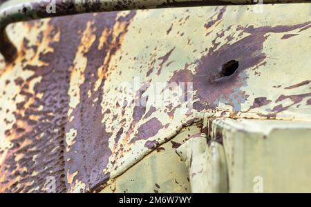 Véhicule de combat russe, avec trous dans l'armure. Détruit des véhicules militaires blindés, handicapés, soufflés et détruits. Armure-moi Banque D'Images