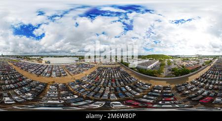 Vue panoramique à 360° de Photo aérienne 360 sphérique équirectangulaire d'une cour de dépôt de ferraille pleine de voitures endommagées