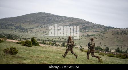 Les parachutistes de l'armée américaine affectés au 1st Bataillon, 503rd Parachute Infantry Regiment se déplacent vers un point de collecte de victimes lors d'un exercice de tir à blanc de peloton. Cette formation fait partie de l'exercice Eagle Rapid 22 dans la zone d'entraînement de Crvena Zemlja près de Knin, en Croatie, le 6 mai 2022. L'exercice Eagle Rapid 22 est un exercice de niveau bataillon mené par le 1st Bataillon, 503rd Parachute Infantry Regiment, dans la zone d'entraînement de Crvena Zemlja près de Knin, en Croatie, du 2 au 13 mai 2022. L’objectif de cette formation est de maintenir la compétence des escadrons dans les exercices de combat en effectuant des stages en peloton et en compagnie Banque D'Images