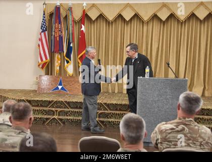 Le général de division de l'armée à la retraite Kendal P. Cox, aide civile du secrétaire de l'armée du centre du Texas, présente le général de l'armée à la retraite Pete Chiarelli comme conférencier principal du séminaire de développement professionnel des leaders au centre de conférence Lone Star de fort Hood, au 6 mai 2022. Chiarelli, ancien vice-chef d'état-major de l'Armée de terre et commandant de la division de Cavalry en 1st, a dirigé une discussion centrée sur les traumatismes cérébraux, les défis de recrutement, le suicide et le stress post-traumatique, entre autres. Plus de 70 dirigeants ont assisté à l'événement. Banque D'Images