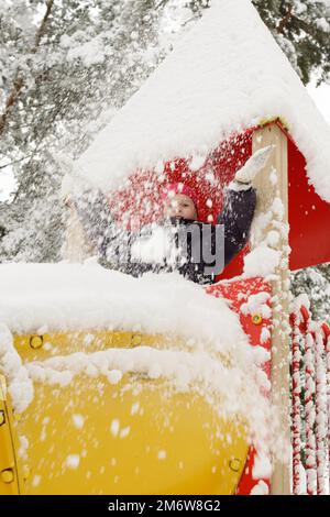 Girl Playing with snow Banque D'Images