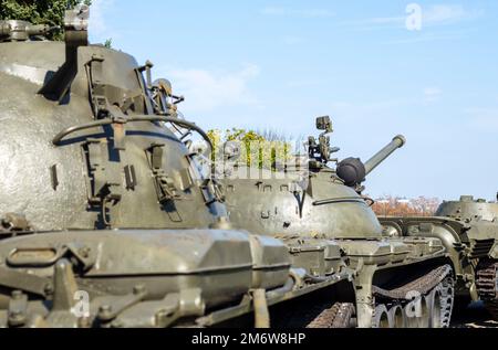 Une colonne de véhicules blindés et de réservoirs. Forces armées nationales. Équipement et troupes militaires. La guerre en Ukraine. Bâtiment ou bâtiment Banque D'Images