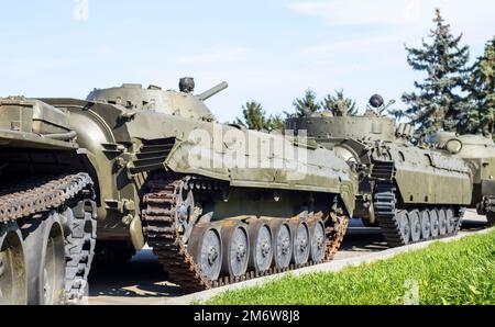 Une colonne de véhicules blindés et de réservoirs. Forces armées nationales. Équipement et troupes militaires. La guerre en Ukraine. Bâtiment ou bâtiment Banque D'Images