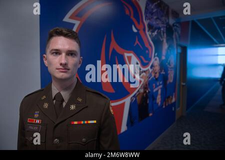 Grant Frazier a été commandé sur 6 mai 2022 et sera diplômé de l'Université d'État de Boise sur 7 mai avec un diplôme en histoire. Frazier est originaire de Raleigh, Caroline du Nord. Il a rejoint la Garde nationale en Caroline du Nord et a été transféré à la Garde nationale de l'armée de l'Idaho où il a servi comme fantassin à la compagnie Charlie du bataillon d'armes combinées 2-116th avant d'entrer dans le programme ROTC de l'USB. Il a servi dans le bataillon des ingénieurs de la brigade 116th tout en terminant ses études et continuera à servir comme officier de renseignement avec le BEB 116th. L'Université d'État de Boise Banque D'Images
