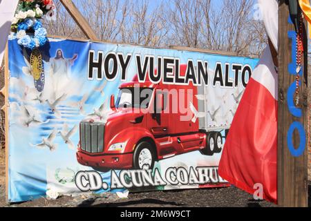 San Antonio, États-Unis. 05th janvier 2023. Une bannière avec une photo d'un semi-camion sur le site commémoratif des migrants, mur des croix à San Antonio, Texas, Etats-Unis, sur 5 février 2023. Le mémorial marque l'endroit où plus de cinquante êtres humains ont été trouvés dans une remorque-tracteur au cours de l'été 2022. Deux hommes ont été inculpés de leur mort. (Photo par Carlos Kosienski/Sipa USA) crédit: SIPA USA/Alay Live News Banque D'Images