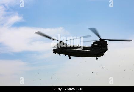 Un CH-47 Chinook transportant des membres du Chef d'état-major général Ambassadeurs et des médias se prépare à atterrir avant un exposé des médias au cours de l'exercice Swift Response on 6 mai 2022, dans la zone d'entraînement de Krivolak, dans le nord de la Macédoine. L'exercice Swift Response 2022 est un exercice d'entraînement multinational annuel qui a lieu en Europe de l'est, dans l'Arctique du Nord, dans les pays baltes et dans les Balkans en provenance du 2-22 mai 2022. Banque D'Images