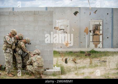 Les ingénieurs de combat du bataillon des ingénieurs-brigades 116th ont participé à leur entraînement annuel de démolition et de braconnage explosif à travers les portes et les structures murales sur 6 mai 2022. Les ingénieurs de combat soutiennent la mobilité, la contre-mobilité et la capacité de survie des soldats de l'équipe de combat de la Brigade de Cavalry 116th pendant les missions de combat. « Notre travail est de nous assurer que nous permettons avec compétence à notre personnel de combat de passer du point A au point B », a déclaré le Sgt. 1st classe Robert Smith, sergent de peloton avec la BEB de 116th. « La contre-mobilité consiste à empêcher l’ennemi d’aller de l’avant, de sorte que nous le puissions Banque D'Images