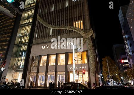 Tokyo, Japon. 3rd janvier 2023. Un lieu de vente au détail de luxe phare de Bulgari (Bvlgari) à Ginza. La maison de luxe italienne de mode a été fondée en 1884 et est actuellement basée à Rome mais appartient à LVMH MoÃ«t Hennessy Louis Vuitton possède la maison de mode. LVMH est dirigé par le milliardaire Bernard Arnault.Ginza est un quartier commerçant haut de gamme populaire connu pour sa cinquième Avenue-comme une sélection de magasins de détail de luxe et de richesse. Il est adjacent à la ville de Chiyoda, qui abrite le Palais impérial et le siège du gouvernement japonais. (Image de crédit : © Taidgh Barron/ZUMA Press Wire) Banque D'Images