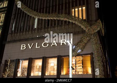 Tokyo, Japon. 3rd janvier 2023. Un lieu de vente au détail de luxe phare de Bulgari (Bvlgari) à Ginza. La maison de luxe italienne de mode a été fondée en 1884 et est actuellement basée à Rome mais appartient à LVMH MoÃ«t Hennessy Louis Vuitton possède la maison de mode. LVMH est dirigé par le milliardaire Bernard Arnault.Ginza est un quartier commerçant haut de gamme populaire connu pour sa cinquième Avenue-comme une sélection de magasins de détail de luxe et de richesse. Il est adjacent à la ville de Chiyoda, qui abrite le Palais impérial et le siège du gouvernement japonais. (Image de crédit : © Taidgh Barron/ZUMA Press Wire) Banque D'Images