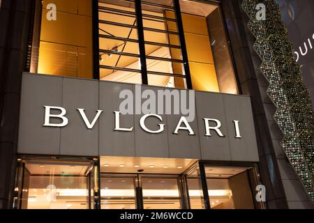 Tokyo, Japon. 3rd janvier 2023. Un lieu de vente au détail de luxe phare de Bulgari (Bvlgari) à Ginza. La maison de luxe italienne de mode a été fondée en 1884 et est actuellement basée à Rome mais appartient à LVMH MoÃ«t Hennessy Louis Vuitton possède la maison de mode. LVMH est dirigé par le milliardaire Bernard Arnault.Ginza est un quartier commerçant haut de gamme populaire connu pour sa cinquième Avenue-comme une sélection de magasins de détail de luxe et de richesse. Il est adjacent à la ville de Chiyoda, qui abrite le Palais impérial et le siège du gouvernement japonais. (Image de crédit : © Taidgh Barron/ZUMA Press Wire) Banque D'Images