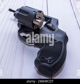 Un revolver Taurus à nez à priser noir, chargé de ronds spéciaux Federal 38 Banque D'Images