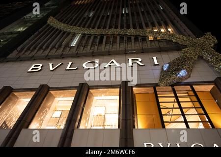 Tokyo, Japon. 3rd janvier 2023. Un lieu de vente au détail de luxe phare de Bulgari (Bvlgari) à Ginza. La maison de luxe italienne de mode a été fondée en 1884 et est actuellement basée à Rome mais appartient à LVMH MoÃ«t Hennessy Louis Vuitton possède la maison de mode. LVMH est dirigé par le milliardaire Bernard Arnault.Ginza est un quartier commerçant haut de gamme populaire connu pour sa cinquième Avenue-comme une sélection de magasins de détail de luxe et de richesse. Il est adjacent à la ville de Chiyoda, qui abrite le Palais impérial et le siège du gouvernement japonais. (Image de crédit : © Taidgh Barron/ZUMA Press Wire) Banque D'Images