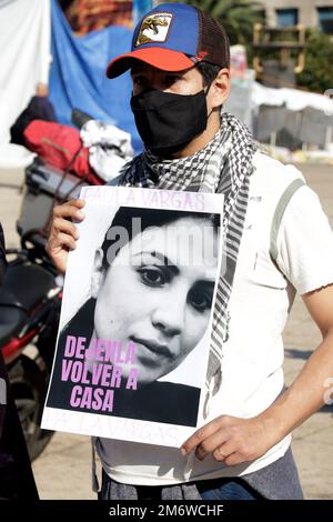 Mexico, Mexique. 5th janvier 2023. La famille et les amis d'Irma Paola Vargas Montoya, Daniela Marquez Pichardo, Viviana Marquez Pichardo et José Gutierrez Montoya, disparus depuis 25 décembre dans l'État de Zacatecas, exigent que les gouvernements de Zacatecas, Jalisco et Mexique les trouvent vivants lors d'une manifestation à Mexico. Sur 5 janvier 2023 à Mexico, Mexique (image de crédit : © Luis Barron/eyepix via ZUMA Press Wire) Banque D'Images