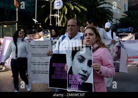 Mexico, Mexique. 5th janvier 2023. La famille et les amis d'Irma Paola Vargas Montoya, Daniela Marquez Pichardo, Viviana Marquez Pichardo et José Gutierrez Montoya, disparus depuis 25 décembre dans l'État de Zacatecas, exigent que les gouvernements de Zacatecas, Jalisco et Mexique les trouvent vivants lors d'une manifestation à Mexico. Sur 5 janvier 2023 à Mexico, Mexique (image de crédit : © Luis Barron/eyepix via ZUMA Press Wire) Banque D'Images