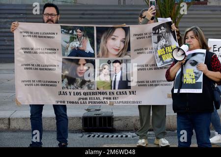 Mexico, Mexique. 5th janvier 2023. La famille et les amis d'Irma Paola Vargas Montoya, Daniela Marquez Pichardo, Viviana Marquez Pichardo et José Gutierrez Montoya, disparus depuis 25 décembre dans l'État de Zacatecas, exigent que les gouvernements de Zacatecas, Jalisco et Mexique les trouvent vivants lors d'une manifestation à Mexico. Sur 5 janvier 2023 à Mexico, Mexique (image de crédit : © Luis Barron/eyepix via ZUMA Press Wire) Banque D'Images