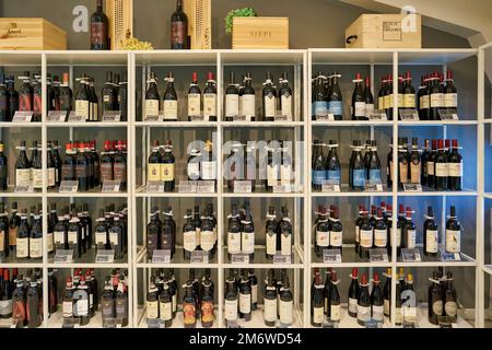 ROME, ITALIE - VERS NOVEMBRE 2017 : bouteilles exposées au magasin Rinascente à Rome. Banque D'Images