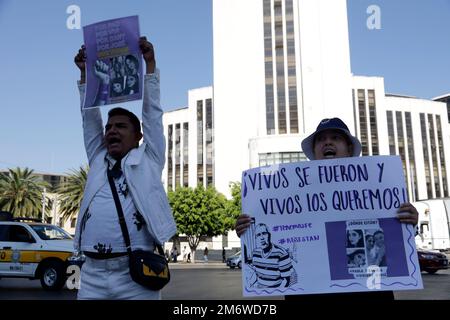 Mexico, Mexique. 5th janvier 2023. La famille et les amis d'Irma Paola Vargas Montoya, Daniela Marquez Pichardo, Viviana Marquez Pichardo et José Gutierrez Montoya, disparus depuis 25 décembre dans l'État de Zacatecas, exigent que les gouvernements de Zacatecas, Jalisco et Mexique les trouvent vivants lors d'une manifestation à Mexico. Sur 5 janvier 2023 à Mexico, Mexique (image de crédit : © Luis Barron/eyepix via ZUMA Press Wire) Banque D'Images