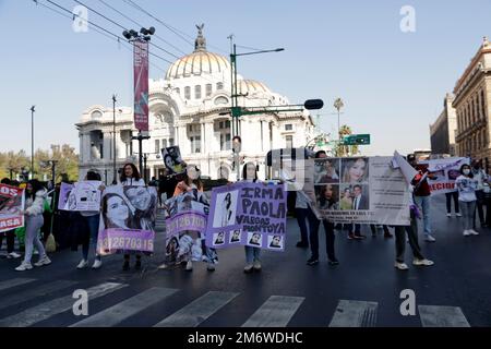 Mexico, Mexique. 5th janvier 2023. La famille et les amis d'Irma Paola Vargas Montoya, Daniela Marquez Pichardo, Viviana Marquez Pichardo et José Gutierrez Montoya, disparus depuis 25 décembre dans l'État de Zacatecas, exigent que les gouvernements de Zacatecas, Jalisco et Mexique les trouvent vivants lors d'une manifestation à Mexico. Sur 5 janvier 2023 à Mexico, Mexique (image de crédit : © Luis Barron/eyepix via ZUMA Press Wire) Banque D'Images