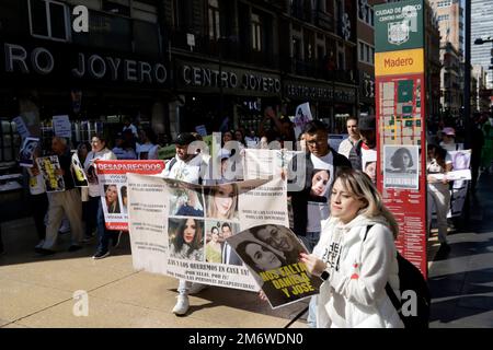 Mexico, Mexique. 5th janvier 2023. La famille et les amis d'Irma Paola Vargas Montoya, Daniela Marquez Pichardo, Viviana Marquez Pichardo et José Gutierrez Montoya, disparus depuis 25 décembre dans l'État de Zacatecas, exigent que les gouvernements de Zacatecas, Jalisco et Mexique les trouvent vivants lors d'une manifestation à Mexico. Sur 5 janvier 2023 à Mexico, Mexique (image de crédit : © Luis Barron/eyepix via ZUMA Press Wire) Banque D'Images