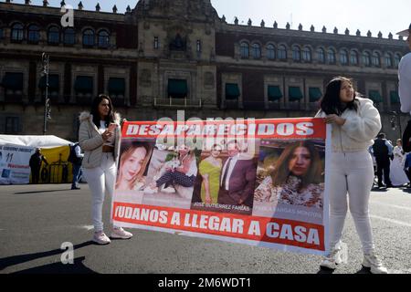 Mexico, Mexique. 5th janvier 2023. La famille et les amis d'Irma Paola Vargas Montoya, Daniela Marquez Pichardo, Viviana Marquez Pichardo et José Gutierrez Montoya, disparus depuis 25 décembre dans l'État de Zacatecas, exigent que les gouvernements de Zacatecas, Jalisco et Mexique les trouvent vivants lors d'une manifestation à Mexico. Sur 5 janvier 2023 à Mexico, Mexique (image de crédit : © Luis Barron/eyepix via ZUMA Press Wire) Banque D'Images