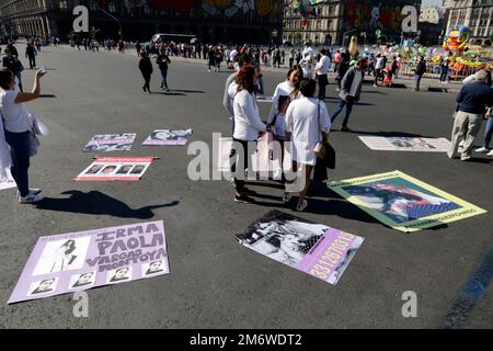 Mexico, Mexique. 5th janvier 2023. La famille et les amis d'Irma Paola Vargas Montoya, Daniela Marquez Pichardo, Viviana Marquez Pichardo et José Gutierrez Montoya, disparus depuis 25 décembre dans l'État de Zacatecas, exigent que les gouvernements de Zacatecas, Jalisco et Mexique les trouvent vivants lors d'une manifestation à Mexico. Sur 5 janvier 2023 à Mexico, Mexique (image de crédit : © Luis Barron/eyepix via ZUMA Press Wire) Banque D'Images