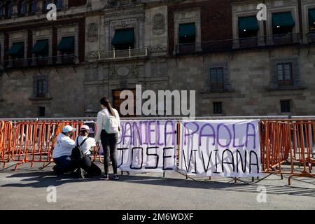 Mexico, Mexique. 5th janvier 2023. La famille et les amis d'Irma Paola Vargas Montoya, Daniela Marquez Pichardo, Viviana Marquez Pichardo et José Gutierrez Montoya, disparus depuis 25 décembre dans l'État de Zacatecas, exigent que les gouvernements de Zacatecas, Jalisco et Mexique les trouvent vivants lors d'une manifestation à Mexico. Sur 5 janvier 2023 à Mexico, Mexique (image de crédit : © Luis Barron/eyepix via ZUMA Press Wire) Banque D'Images