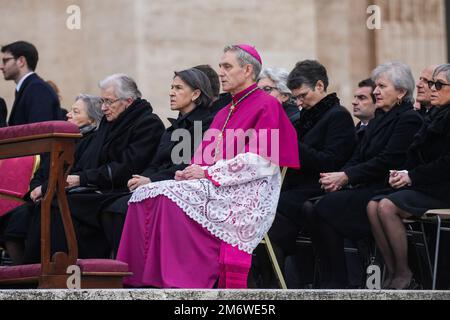 Vatican, Vatican. 05th janvier 2023. L'archevêque Georg Ganswein assiste à la messe funéraire publique du regretté Pape émérite Benoît XVI Le Pape émérite Benoît XVI est mort à l'âge de 95 ans sur 31 décembre dans le monastère de Mater Ecclesiae, dans la Cité du Vatican, où il avait passé les dix dernières années. (Photo de Stefano Costantino/SOPA Images/Sipa USA) Credit: SIPA USA/Alay Live News Banque D'Images