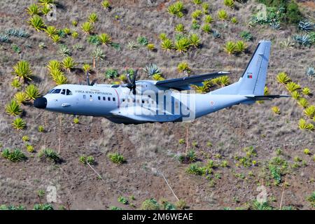 Décollage d'un avion portugais Casa C-295 de la Force aérienne. Avion EADS CASA C295 de Portuguse Air Force enregistré sous le nom de 16704. Départ de l'avion Airbus C295. Banque D'Images