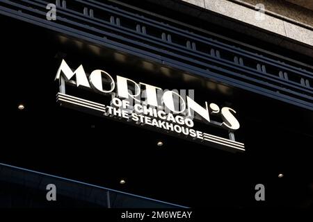 Tokyo, Japon. 3rd janvier 2023. Un restaurant Morton's of Chicago Steakhouse situé à Tokyo.Marunouchi est un quartier d'affaires central près du Palais impérial et de la gare de Tokyo. C'est l'un des principaux centres de l'économie japonaise et du secteur des affaires. (Image de crédit : © Taidgh Barron/ZUMA Press Wire) Banque D'Images