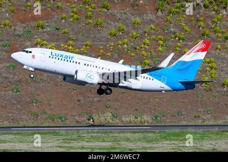 Décollage d'un avion Boeing 737 de la compagnie aérienne Luxair. Transporteur de pavillon Luxembourg Airlines (LUXAIR) avec départ de B737 avions. Banque D'Images