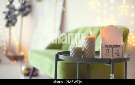 Date de la veille de Noël. 24 décembre sur calendrier en bois debout sur une petite table à thé à la maison Banque D'Images