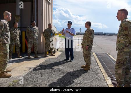 ÉTATS-UNIS Le lieutenant-général de la Force aérienne Marc H. Sasseville, vice-chef, Bureau de la Garde nationale, parle aux aviateurs de la 156th e Escadre, 6 mai 2022, à la base de la Garde nationale aérienne de Muñiz, en Caroline, à Porto Rico. Au cours de la visite, les dirigeants de l'escadre ont fait une tournée de base à Sasseville, ont engagé des aviateurs et discuté des missions, des réalisations et des projets futurs de l'organisation. Banque D'Images