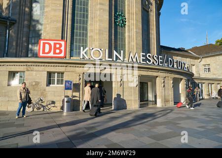 COLOGNE, ALLEMAGNE - VERS SEPTEMBRE 2018 : vue sur la rue de la station Koln Messe/Deutz Banque D'Images