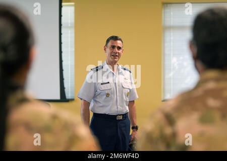 ÉTATS-UNIS Le lieutenant général de la Force aérienne Marc H. Sasseville, vice-chef, Bureau de la Garde nationale, parle aux aviateurs du groupe médical 156th, 6 mai 2022, à la base de la Garde nationale aérienne de Muñiz, en Caroline, à Porto Rico. Au cours de la visite, les dirigeants de l'escadre ont fait une tournée de base à Sasseville, ont engagé des aviateurs et discuté des missions, des réalisations et des projets futurs de l'organisation. Banque D'Images