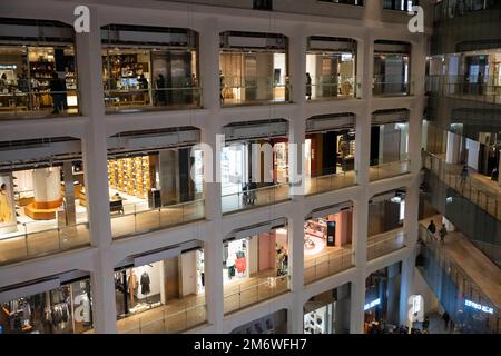 Tokyo, Japon. 3rd janvier 2023. Scènes intérieures du centre commercial KITTE Marunouchi avec divers magasins et restaurants japonais dans un nouveau développement immobilier commercial de 7 étages, vu de l'atrium du bâtiment. Marunouchi est un quartier d'affaires central près du Palais impérial et de la gare de Tokyo. C'est l'un des principaux centres de l'économie japonaise et du secteur des affaires. (Image de crédit : © Taidgh Barron/ZUMA Press Wire) Banque D'Images