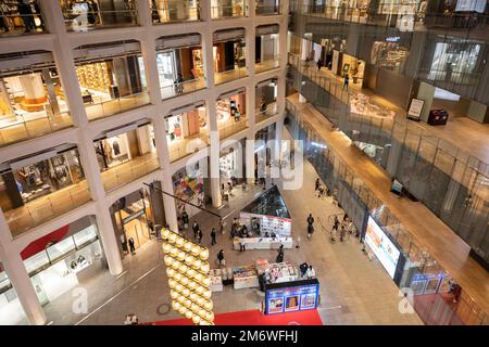 Tokyo, Japon. 3rd janvier 2023. Scènes intérieures du centre commercial KITTE Marunouchi avec divers magasins et restaurants japonais dans un nouveau développement immobilier commercial de 7 étages, vu de l'atrium du bâtiment. Marunouchi est un quartier d'affaires central près du Palais impérial et de la gare de Tokyo. C'est l'un des principaux centres de l'économie japonaise et du secteur des affaires. (Image de crédit : © Taidgh Barron/ZUMA Press Wire) Banque D'Images