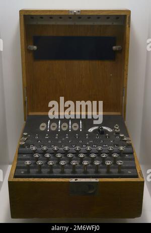 Machine de chiffrement de marque allemande Enigma, avec un modèle commercial de type K-box. 1931. Métal, bois et cuir. Musée de l'armée. Tolède, Espagne. Banque D'Images