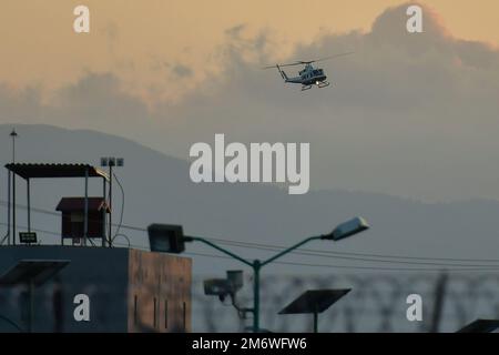 Almomoya de Juarez, Mexique : 05 janvier 2023, l'armée mexicaine en compagnie de la Garde nationale protègent les installations du Centre fédéral de réadaptation sociale #1 'El Altiplano' où le chef de gang mexicain de drogue, Ovidio Guzman Lopez, 'El Raton', 32 ans, fils de l'ancien seigneur de drogue Joaquin 'El Chapo' Guzman a été admis par hélicoptère. Sur 05 janvier 2023 à Almomoya de Juárez, México. (Photo par Arturo Hernández / Eyepix Group) Banque D'Images