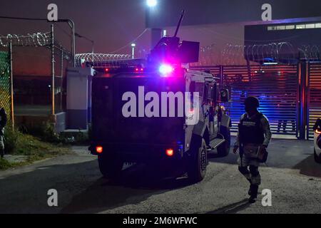 Almomoya de Juarez, Mexique : 05 janvier 2023, l'armée mexicaine en compagnie de la Garde nationale protègent les installations du Centre fédéral de réadaptation sociale #1 'El Altiplano' où le chef de gang mexicain de drogue, Ovidio Guzman Lopez, 'El Raton', 32 ans, fils de l'ancien seigneur de drogue Joaquin 'El Chapo' Guzman a été admis par hélicoptère. Sur 05 janvier 2023 à Almomoya de Juárez, México. (Photo par Arturo Hernández / Eyepix Group) Banque D'Images