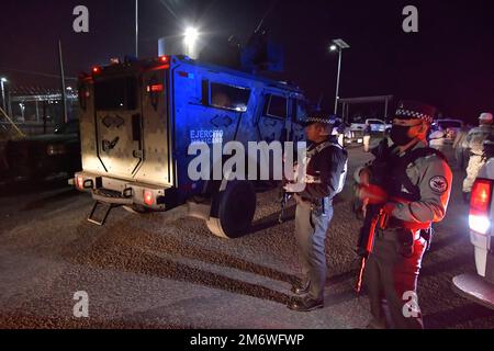 Almomoya de Juarez, Mexique : 05 janvier 2023, l'armée mexicaine en compagnie de la Garde nationale protègent les installations du Centre fédéral de réadaptation sociale #1 'El Altiplano' où le chef de gang mexicain de drogue, Ovidio Guzman Lopez, 'El Raton', 32 ans, fils de l'ancien seigneur de drogue Joaquin 'El Chapo' Guzman a été admis par hélicoptère. Sur 05 janvier 2023 à Almomoya de Juárez, México. (Photo par Arturo Hernández / Eyepix Group) Banque D'Images