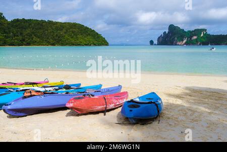 Île de Koh Phi Phi Thaiand, kayaks colorés sur la plage de Koh Phi Phi Don Banque D'Images