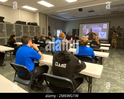 Des élèves de l'école secondaire professionnelle et agricole de Smith font le tour de l'escadre de combat de 104th 6 mai 2022, à la base de la Garde nationale de l'air de Barnes, au Massachusetts. 104th les défenseurs des forces de sécurité ont parlé aux étudiants du domaine de carrière. Les étudiants ont visité le Service des incendies, l'escadron des forces de sécurité et l'escadron de préparation à la logistique. L'équipe des affaires publiques de 104FW a un programme annuel de tournée de base d'avril à octobre ouvert aux groupes de jeunes communautaires et aux employeurs locaux pour renforcer les partenariats. (Photos de la Garde nationale aérienne des États-Unis par le Sgt. Lindsey S. Watson) Banque D'Images