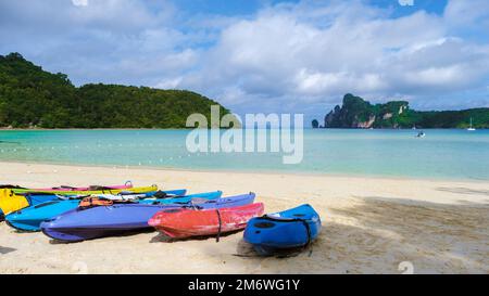 Île de Koh Phi Phi Thaiand, kayaks colorés sur la plage de Koh Phi Phi Don Banque D'Images