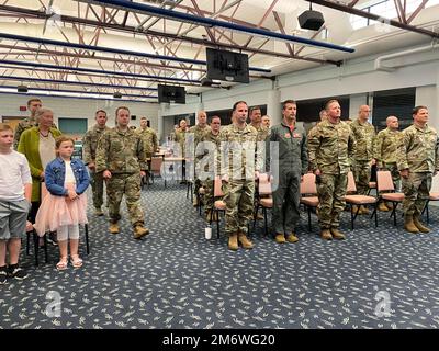 La 104th Escadre de chasseurs a fait la promotion de Michael Gardner, gestionnaire de l'escadron 104th des forces de sécurité, au poste de sergent-chef lors d'une cérémonie tenue à 6 mai 2022, à la base de la Garde nationale de l'air Barnes, à Westfield (Massachusetts). Le chef Gardner a été félicité par sa famille, ses amis, ses 104FW dirigeants et ses membres. (Photos de la Garde nationale aérienne des États-Unis par le Sgt. Lindsey S. Watson) Banque D'Images