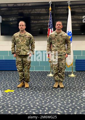 La 104th Escadre de chasseurs a fait la promotion de Michael Gardner, gestionnaire de l'escadron 104th des forces de sécurité, au poste de sergent-chef lors d'une cérémonie tenue à 6 mai 2022, à la base de la Garde nationale de l'air Barnes, à Westfield (Massachusetts). Le chef Gardner a été promu par le Maj. Bath, commandant en 104SFS. Le chef Gardner a été félicité par sa famille, ses amis, ses 104FW dirigeants et ses membres. (Photos de la Garde nationale aérienne des États-Unis par le Sgt. Lindsey S. Watson) Banque D'Images